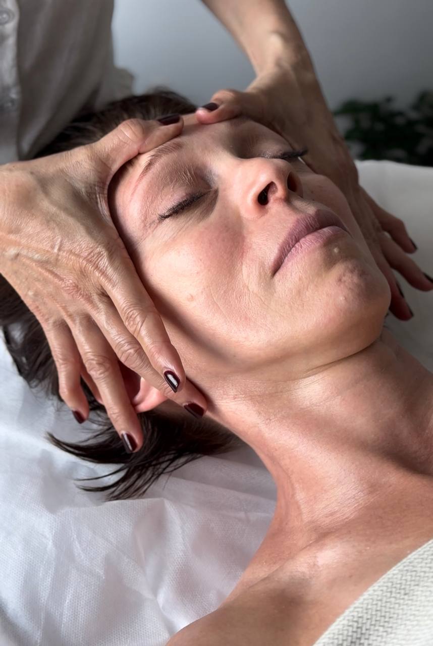 Facial acupressure massage at ReBloom – manual technique for deep relaxation and circulation
